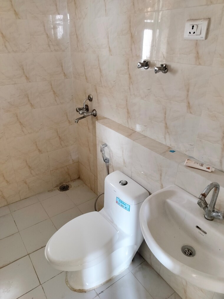 Bathroom, sikka-karnam-greens 2 Bedroom 940 Sq.Ft. Apartment In Sector 143b Noida 9535161