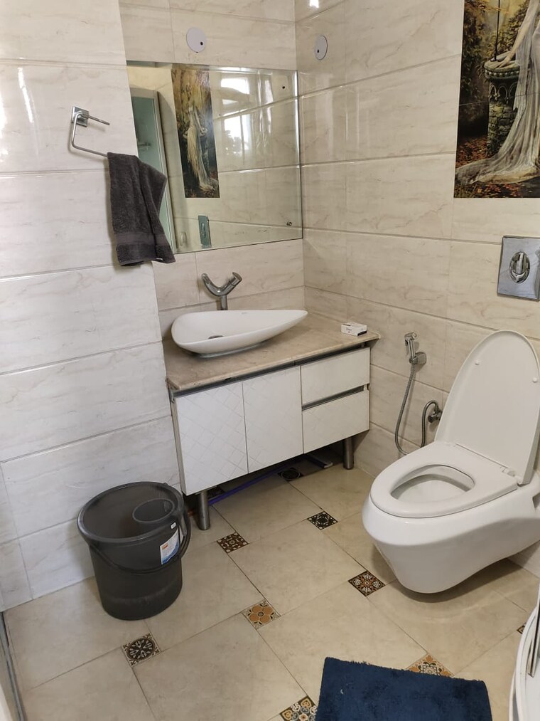 Bathroom, defence colony 2 Bedroom 217 Sq.Yd. Builder Floor In Defence Colony Delhi 9535141