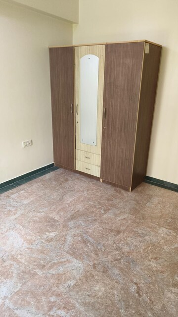 Room in 2 BHK Apartment at Hiranandani Meadows, Manpada – for Rent