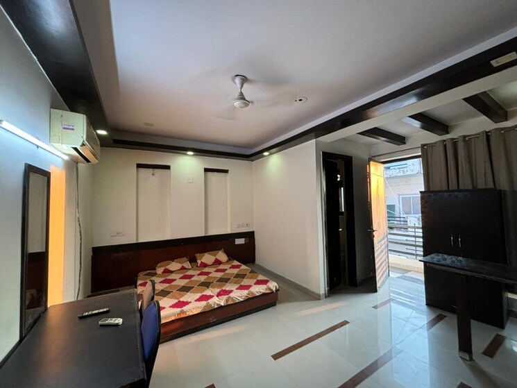 Bedroom, defence colony 3 Bedroom 217 Sq.Yd. Builder Floor In Defence Colony Delhi 9535175