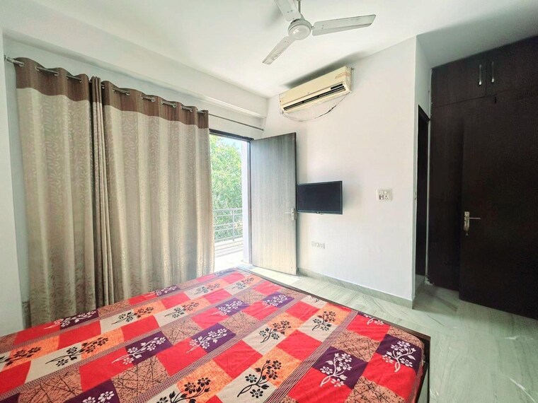 Bedroom, defence colony 3 Bedroom 217 Sq.Yd. Builder Floor In Defence Colony Delhi 9535175