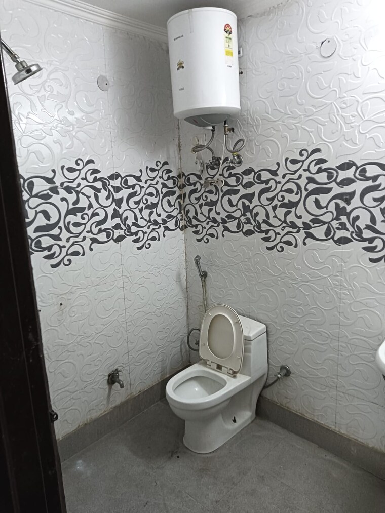 Bathroom, freedom fighters enclave 2 Bedroom 1050 Sq.Ft. Apartment In Freedom Fighters Enclave Delhi 9535253