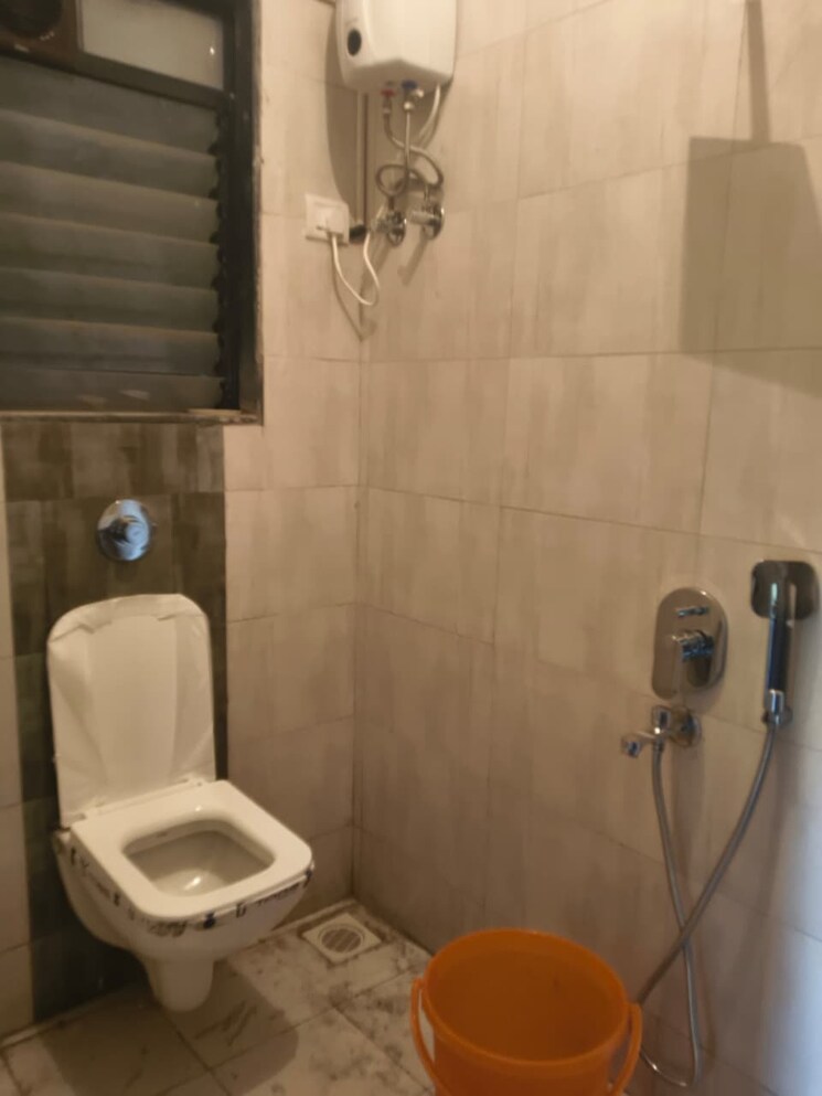 Bathroom, tilak-nagar-building 1.5 Bedroom 560 Sq.Ft. Apartment In Tilak Nagar Mumbai 9535282