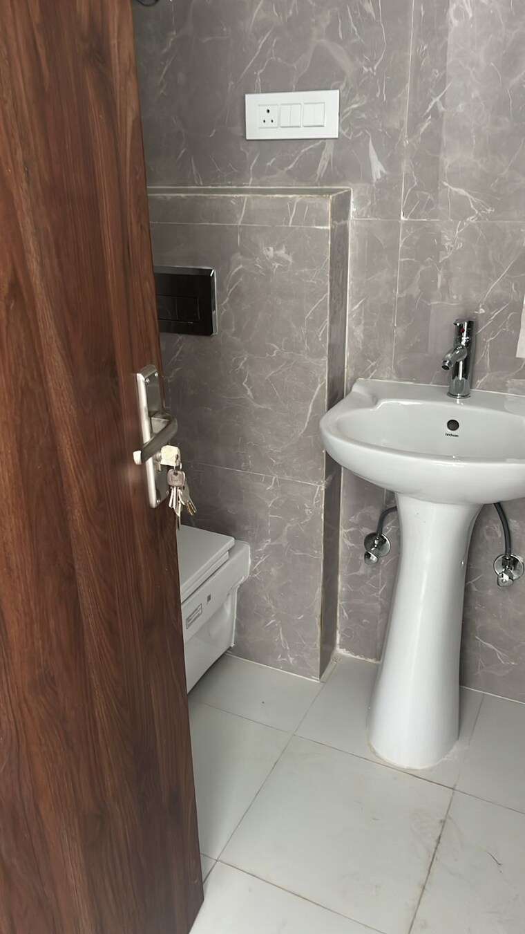 Bathroom, divine-meadows 3 Bedroom 1757 Sq.Ft. Apartment In Sector 108 Noida 9535318