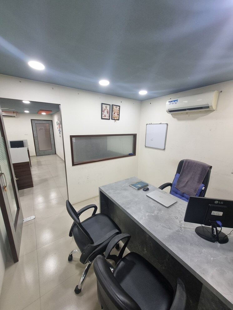 Team Area, shivalik-shilp Commercial Office Space 789 Sq.Ft. In Sanidhya Ahmedabad 9535331