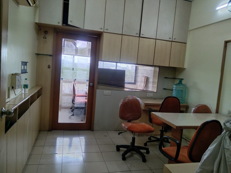 Team Area, highway-commerce-centre Commercial Office Space 302 Sq.Ft. In Goregaon East Mumbai 9535352