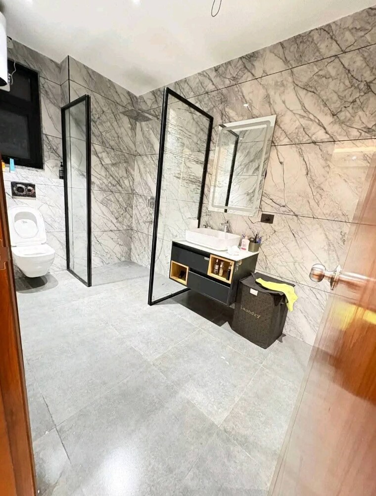 Bathroom, freedom fighters enclave 3 Bedroom 1500 Sq.Ft. Apartment In Freedom Fighters Enclave Delhi 9535402