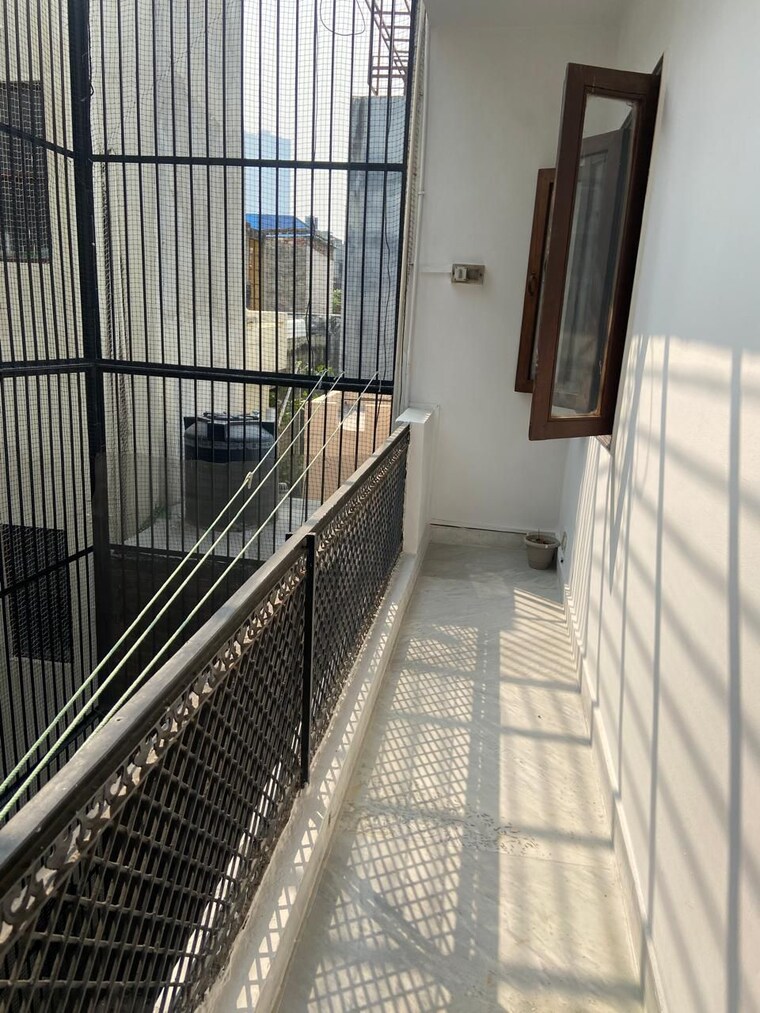 Balcony, south extension i 1 Bedroom 200 Sq.Yd. Builder Floor In South Extension I Delhi 9535603