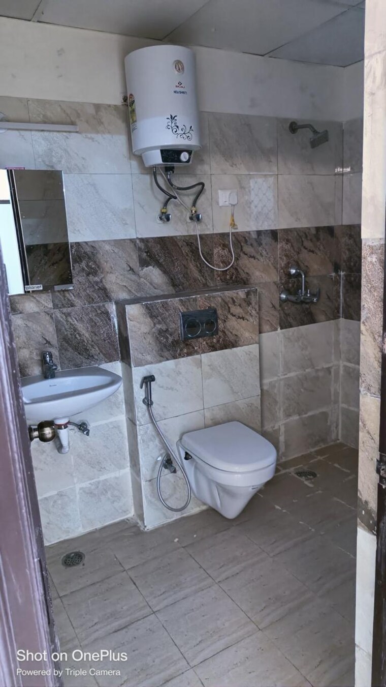 Bathroom, deep-homes-sector-73 2 Bedroom 1000 Sq.Ft. Builder Floor In Sector 73 Noida 9535644
