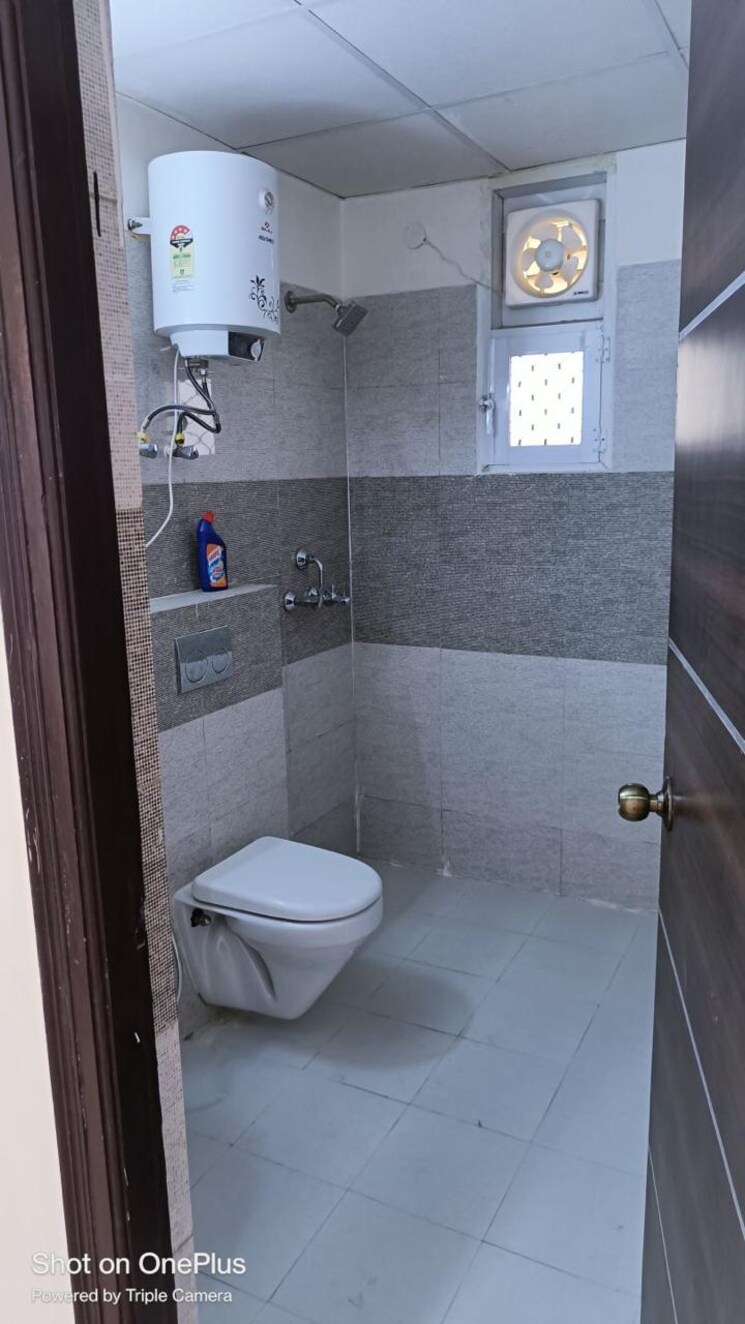 Bathroom, deep-homes-sector-73 2 Bedroom 1000 Sq.Ft. Builder Floor In Sector 73 Noida 9535644
