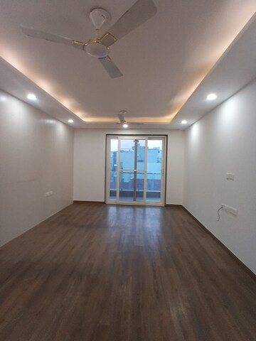 Room in 3.5 BHK Apartment at Ambience Creacions, Sector 22 – for Sale