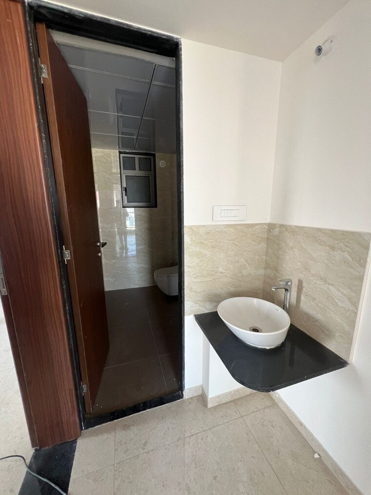 Bathroom, vj-yashwin-nuovo-centro 3 Bedroom 974 Sq.Ft. Apartment In Wakad Pune 9535702