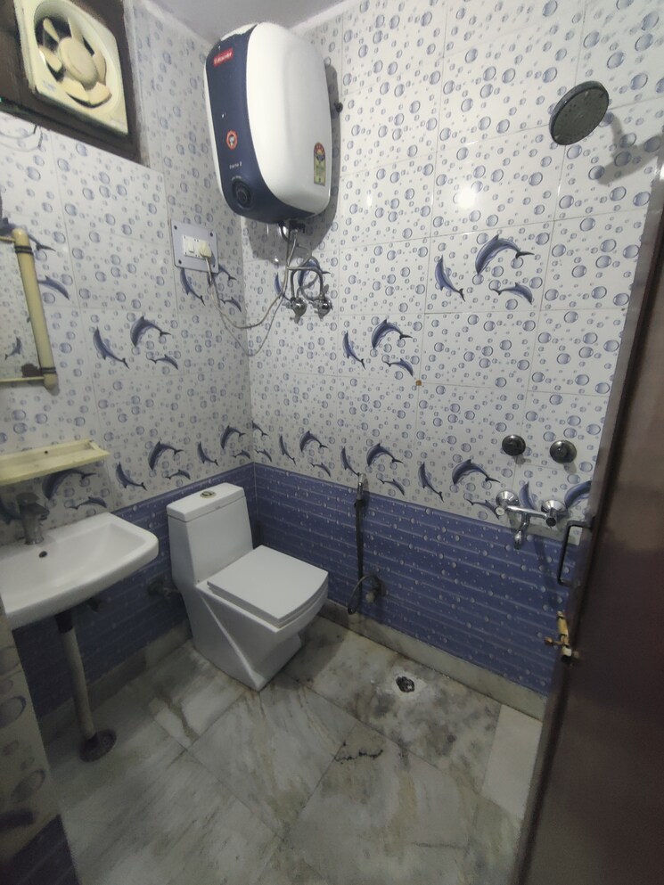 Bathroom, shri-ram-plaza-vaishali 2 Bedroom 1065 Sq.Ft. Builder Floor In Vaishali Sector 4 Ghaziabad 9535728