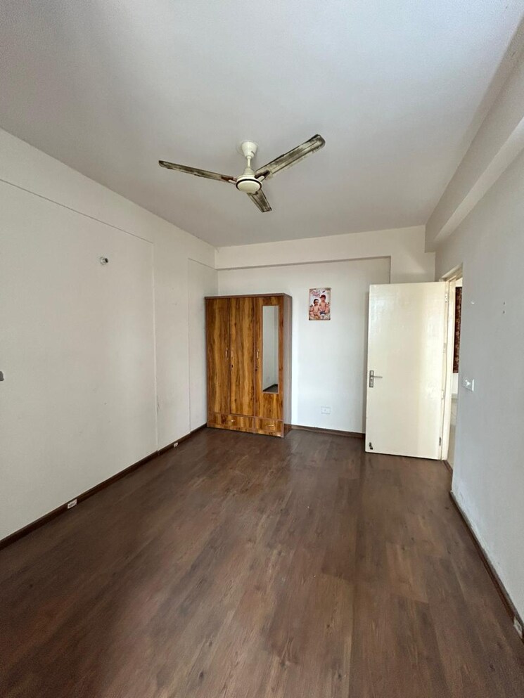 Room, wave-executive-floors 2 Bedroom 900 Sq.Ft. Apartment In Wave City Ghaziabad 9535735