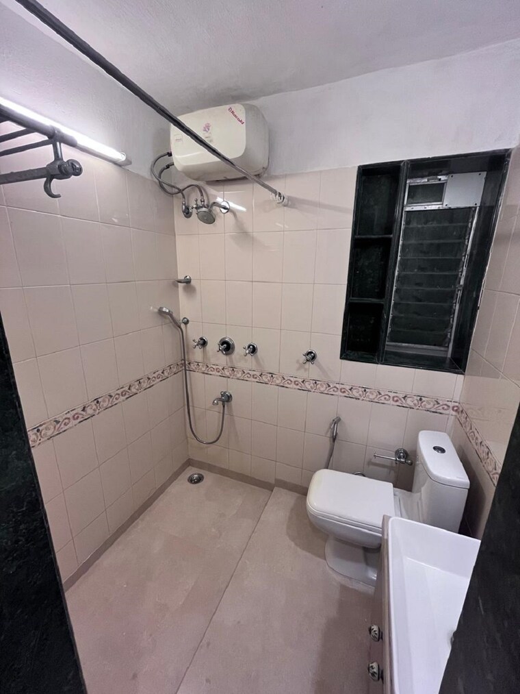 Team Area, bandra west 3 Bedroom 1100 Sq.Ft. Apartment In Bandra West Mumbai 9535744