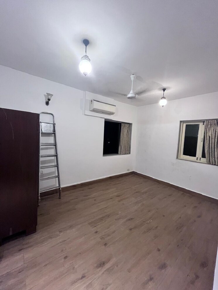Room, bandra west 3 Bedroom 1100 Sq.Ft. Apartment In Bandra West Mumbai 9535744