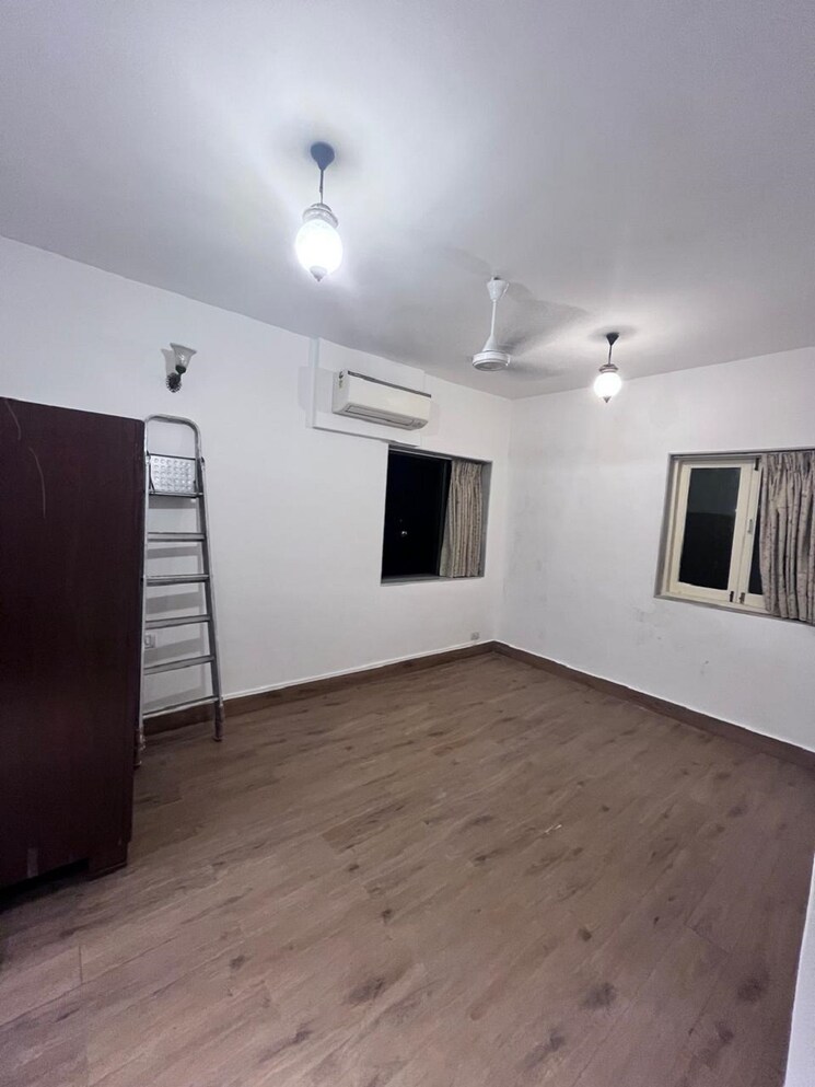 Room, bandra west 3 Bedroom 1100 Sq.Ft. Apartment In Bandra West Mumbai 9535744