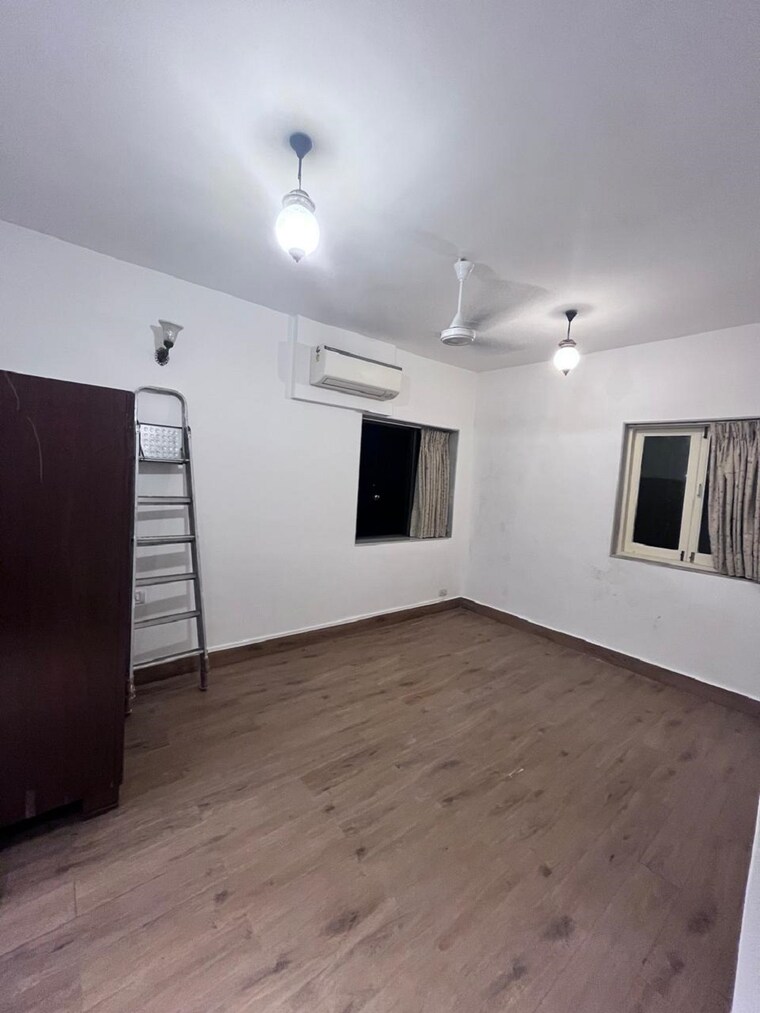 Room, bandra west 3 Bedroom 1100 Sq.Ft. Apartment In Bandra West Mumbai 9535744