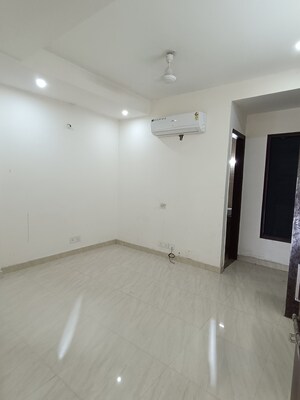 Room in 2 BHK Apartment at Ansal API Esencia, Sector 67 – for Rent
