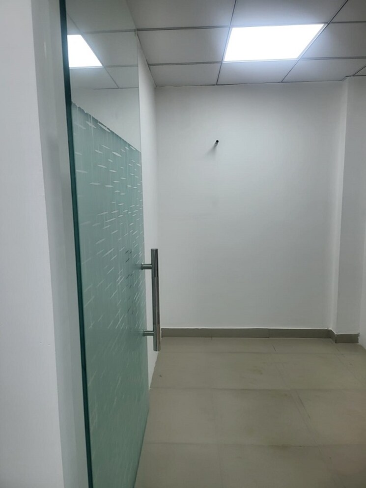 Room, sector 63 Commercial Office Space 2000 Sq.Ft. In Sector 63 Noida 9535799