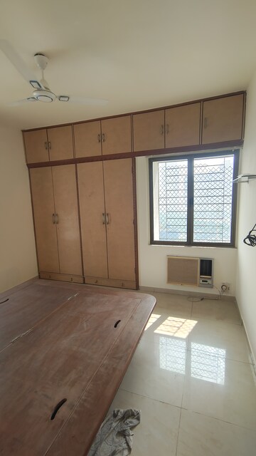 Room in 2 BHK Apartment at Jasmine Tower, Vasant Vihar – for Rent