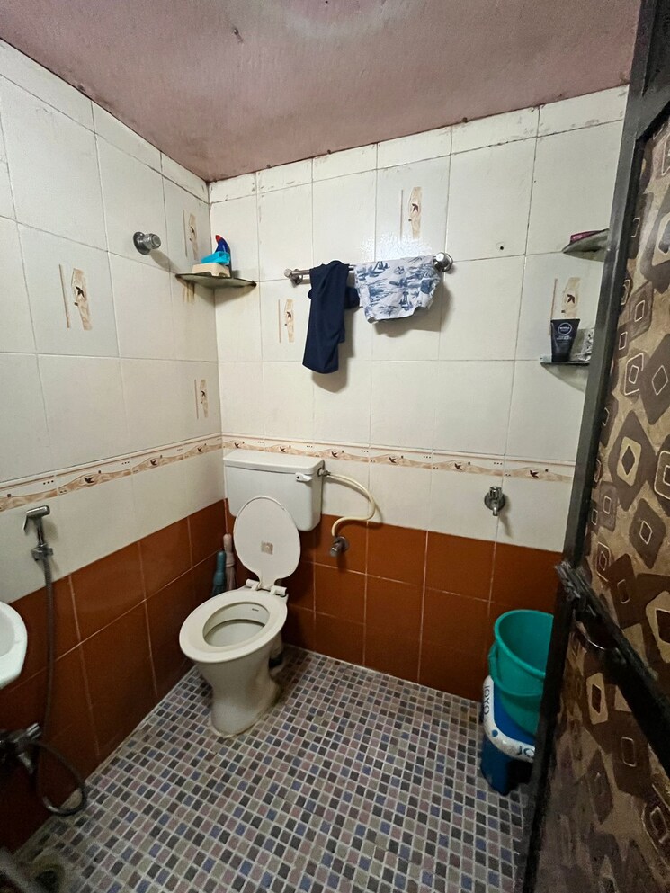 Bathroom, gokuldham-complex 1 Bedroom 580 Sq.Ft. Apartment In Goregaon East Mumbai 9535924