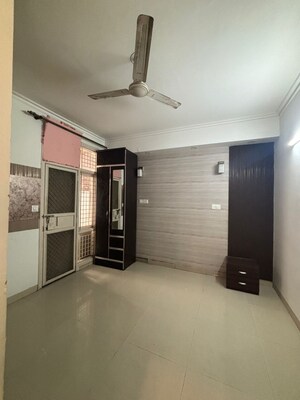 Room in 3 BHK Builder Floor at Sector 57 – for Rent