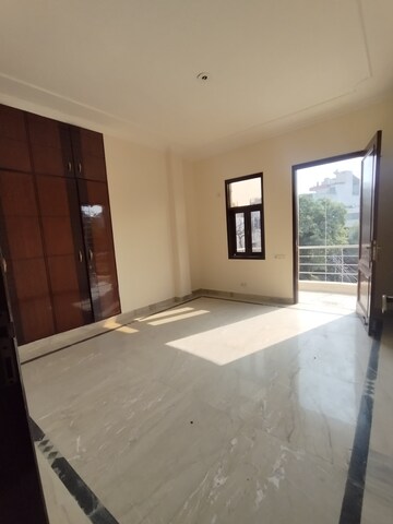 Room in 3 BHK Builder Floor at South Extension ii – for Sale