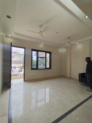Room in 3 BHK Builder Floor at South Extension ii – for Sale