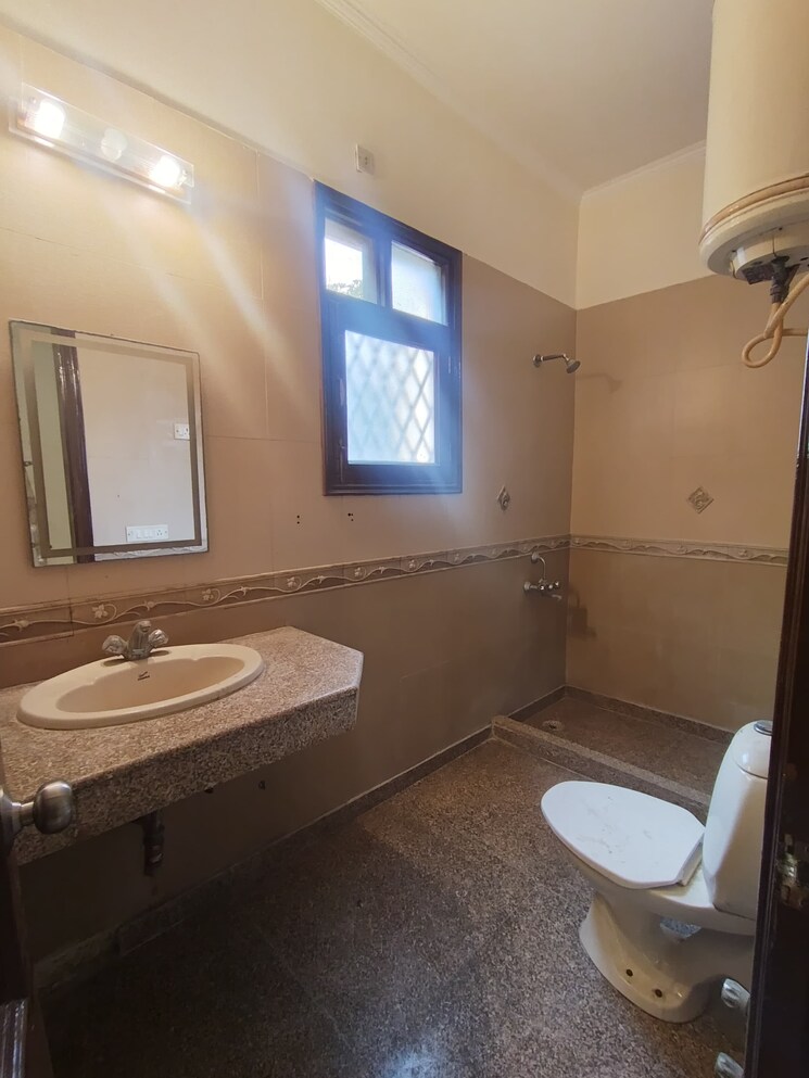 Bathroom, south extension ii 3 Bedroom 2340 Sq.Ft. Builder Floor In South Extension ii Delhi 9536170
