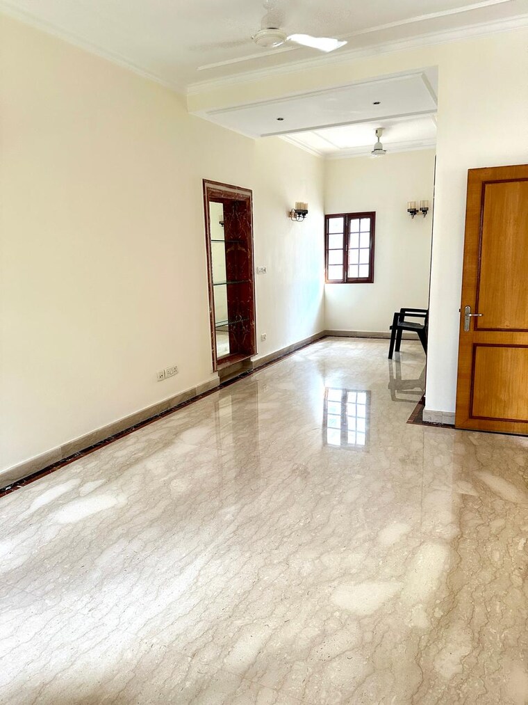 Room, anand vihar 3 Bedroom 200 Sq.Yd. Builder Floor In Anand Vihar Delhi 9536343