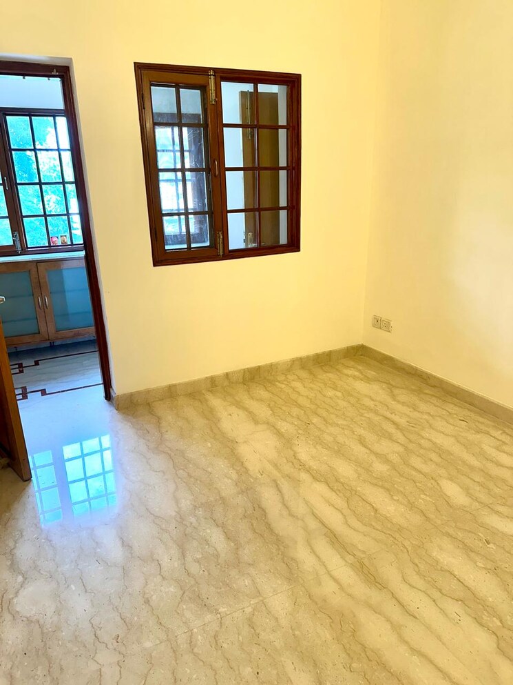 Room, anand vihar 3 Bedroom 200 Sq.Yd. Builder Floor In Anand Vihar Delhi 9536343