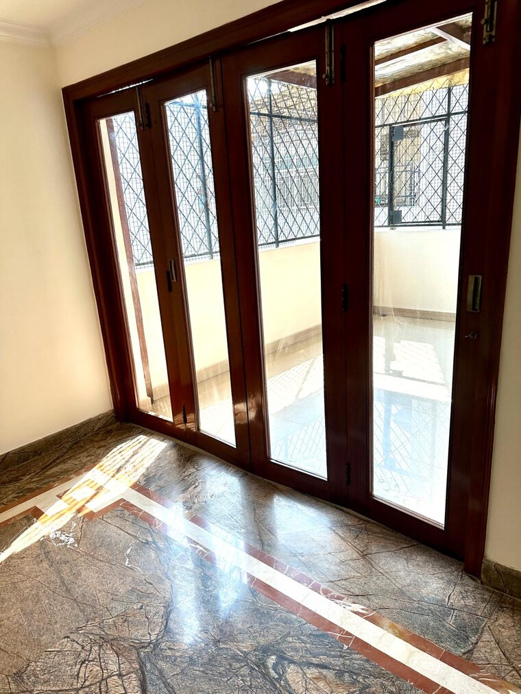 Room, anand vihar 3 Bedroom 200 Sq.Yd. Builder Floor In Anand Vihar Delhi 9536343