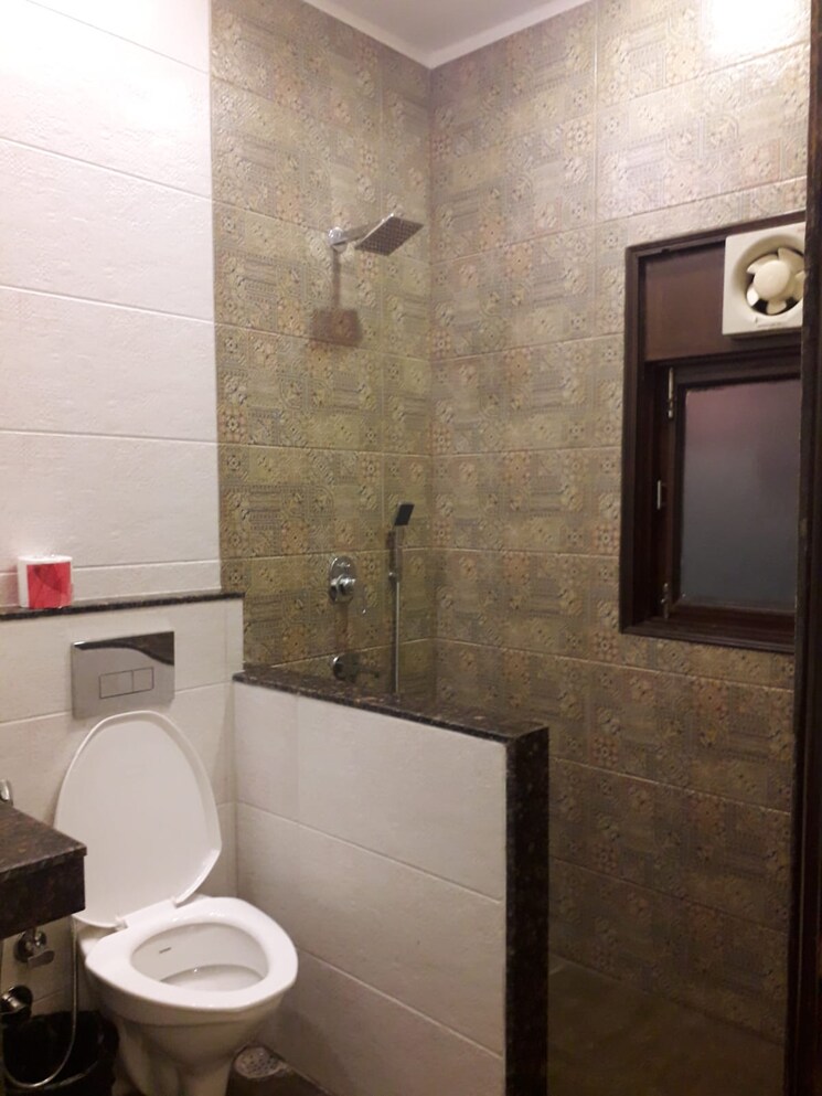 Bathroom, safdarjung enclave 2 Bedroom 2700 Sq.Ft. Builder Floor In Safdarjung Enclave Delhi 9536377