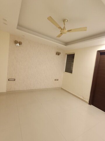 Room in 4 BHK Builder Floor at Aradhya Homes, Sector 67a – for Rent