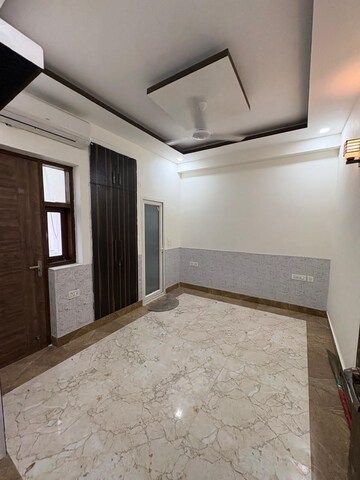 Room in 3 BHK Builder Floor at Hong Kong Bazaar, Sector 57 – for Rent
