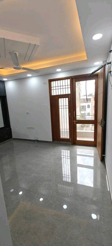 Room in 2 BHK Builder Floor at Saket – for Rent