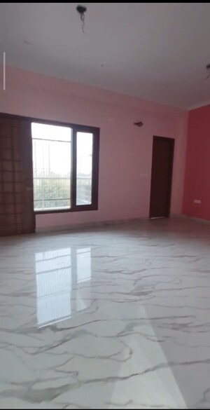 Room in 3 BHK Apartment at Wave City, Wave City – for Rent