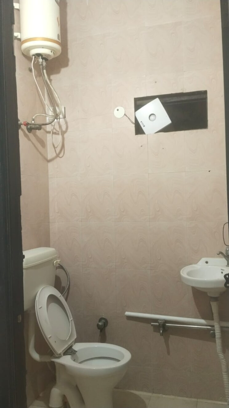 Bathroom, sector 37 4 Bedroom 4025 Sq.Ft. Builder Floor In Sector 37 Faridabad 9536576