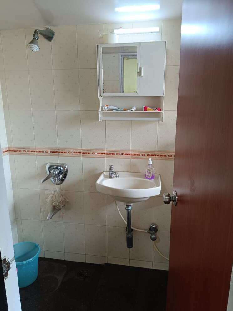 Bathroom, kalpataru-habitat-mumbai 2 Bedroom 1001 Sq.Ft. Apartment In Parel Mumbai 9536663