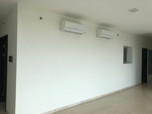 Room in 3 BHK Apartment at Oberoi Realty Esquire, Goregaon East – for Rent