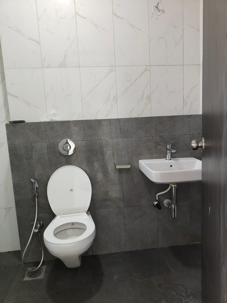 Bathroom, versova 2 Bedroom 735 Sq.Ft. Apartment In Versova Mumbai 9536872