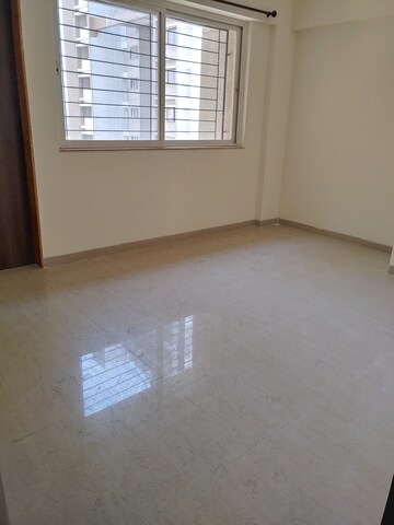 Room in 3 BHK Apartment at Park Express, Baner – for Rent