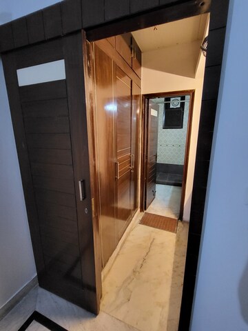 Staircase in 3 BHK Apartment at DLF Building 10, Dlf Phase ii – for Rent