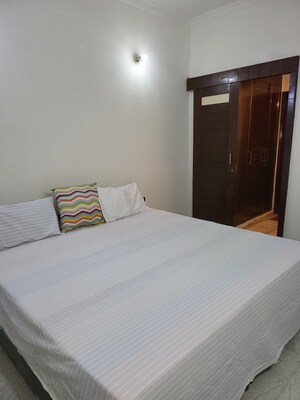 Bedroom in 3 BHK Apartment at DLF Building 10, Dlf Phase ii – for Rent