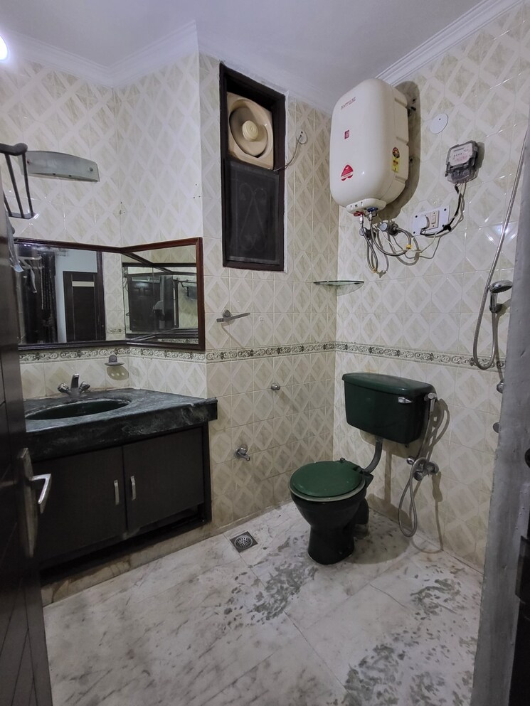 Bathroom, dlf-building-10 3 Bedroom 1800 Sq.Ft. Apartment In Dlf Phase ii Gurgaon 9537039