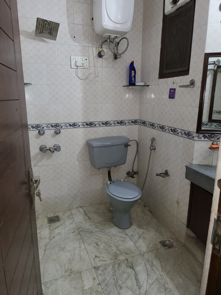 Bathroom, dlf-building-10 3 Bedroom 1800 Sq.Ft. Apartment In Dlf Phase ii Gurgaon 9537039