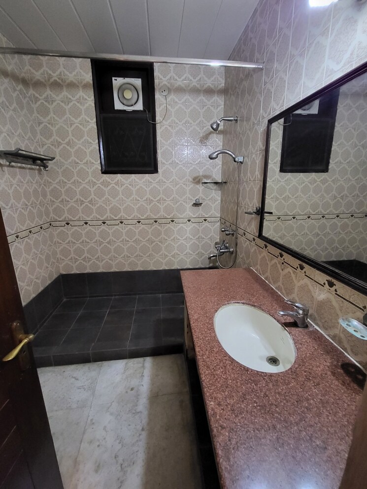 Bathroom, dlf-building-10 3 Bedroom 1800 Sq.Ft. Apartment In Dlf Phase ii Gurgaon 9537039