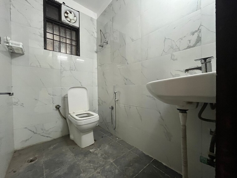 Bathroom, risland-sky-mansion 3 Bedroom 1200 Sq.Ft. Builder Floor In Chattarpur Delhi 9537125