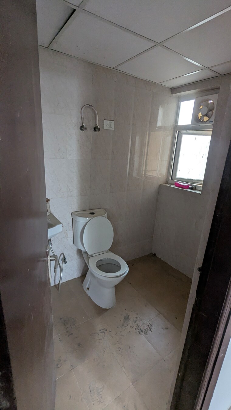 Bathroom, amrapali-leisure-park 2 Bedroom 845 Sq.Ft. Apartment In Amrapali Leisure Valley Greater Noida 9537149